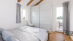 Vila exclusiva, 3 quartos | Cofres nos quartos, escrivaninha, Wi-Fi de cortesia, roupa de cama