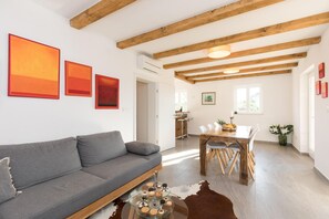 Villa exclusiva, 3 habitaciones | Sala de estar | Una televisión de pantalla plana
