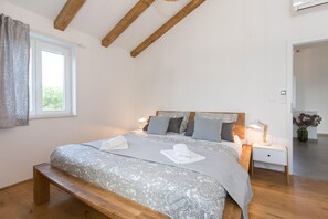 3 bedrooms, in-room safe, desk, free WiFi