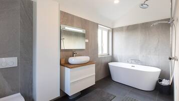 Villa Exclusive, 3 chambres | Salle de bain | Douche, sĂšche-cheveux, serviettes fournies, savon