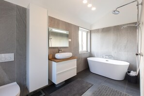 Villa exclusive, 3 chambres | Salle de bain | Douche, séchoir à cheveux, serviettes fournies, savon