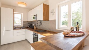 Vila exclusiva, 3 quartos | Cozinha privada | Cafeteira/chaleira, geladeira grande, micro-ondas, fogão