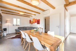 Villa exclusiva, 3 habitaciones | Zona de estar | Una televisión de pantalla plana