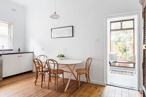 Dining - Beautiful Cottage with Garden Courtyard in City Square Mile (Adelaide)