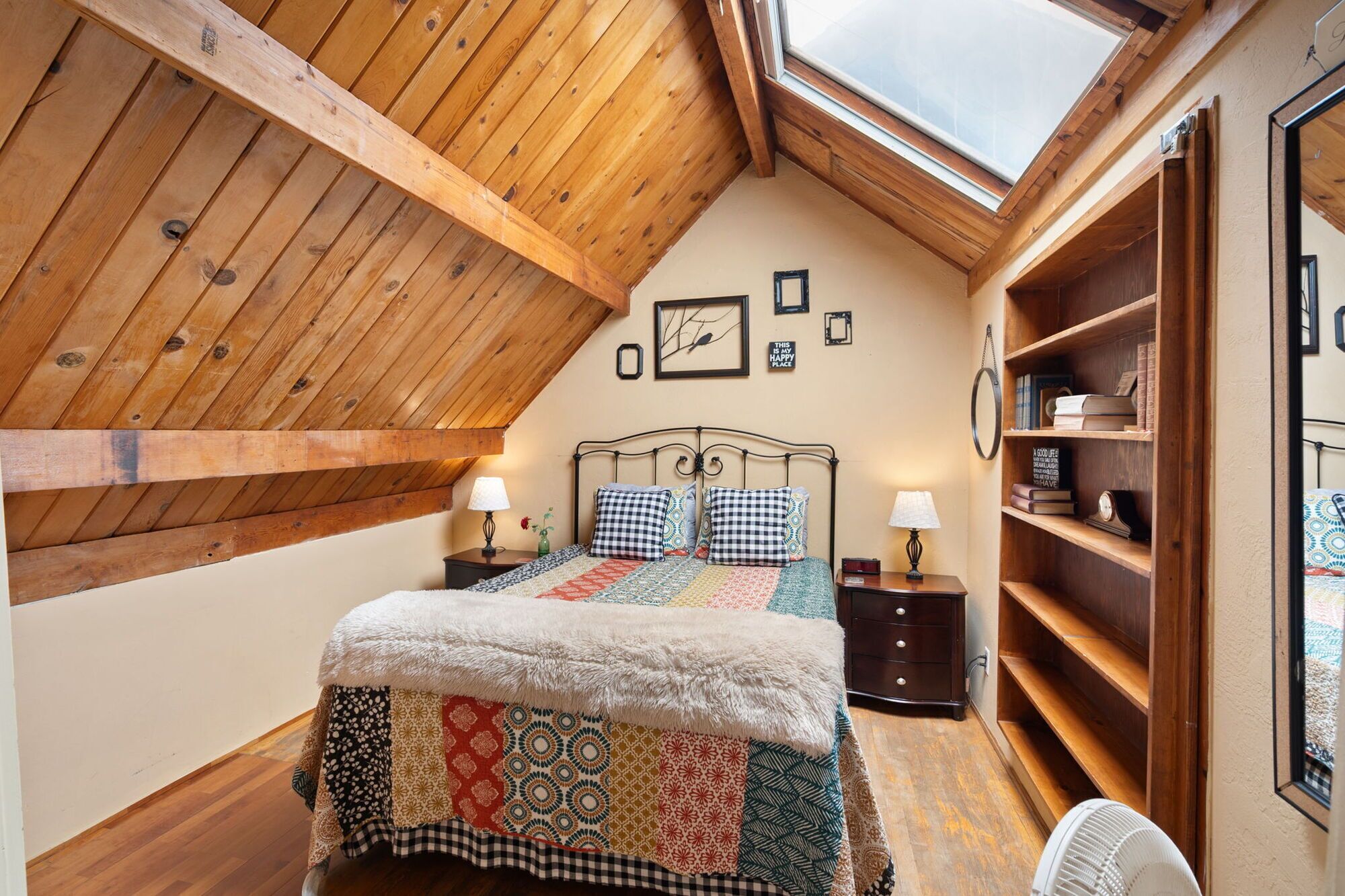 1 slaapkamer, een strijkplank/strijkijzer, beddengoed