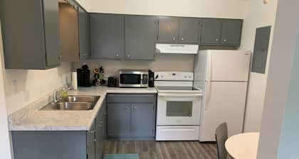 ¡¡Nuevo!! Apartamento de 2 dormitorios en el centro de Munising.