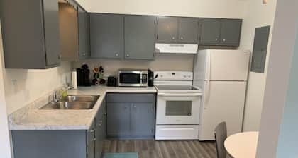 ¡¡Nuevo!! Apartamento de 2 dormitorios en el centro de Munising.