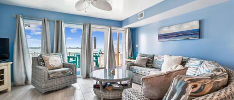 テレビ、DVD プレーヤー