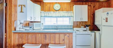 Een koelkast, een magnetron, een oven, een kookplaat