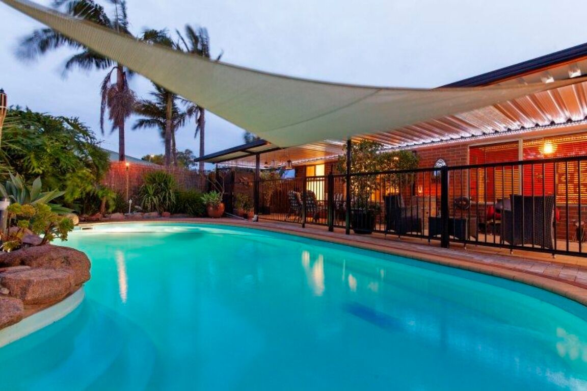 The Entertainer: 4x2 with pool, close to beach and shops