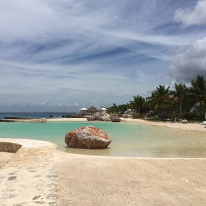 In Strandnähe, Liegestühle, Strandtücher