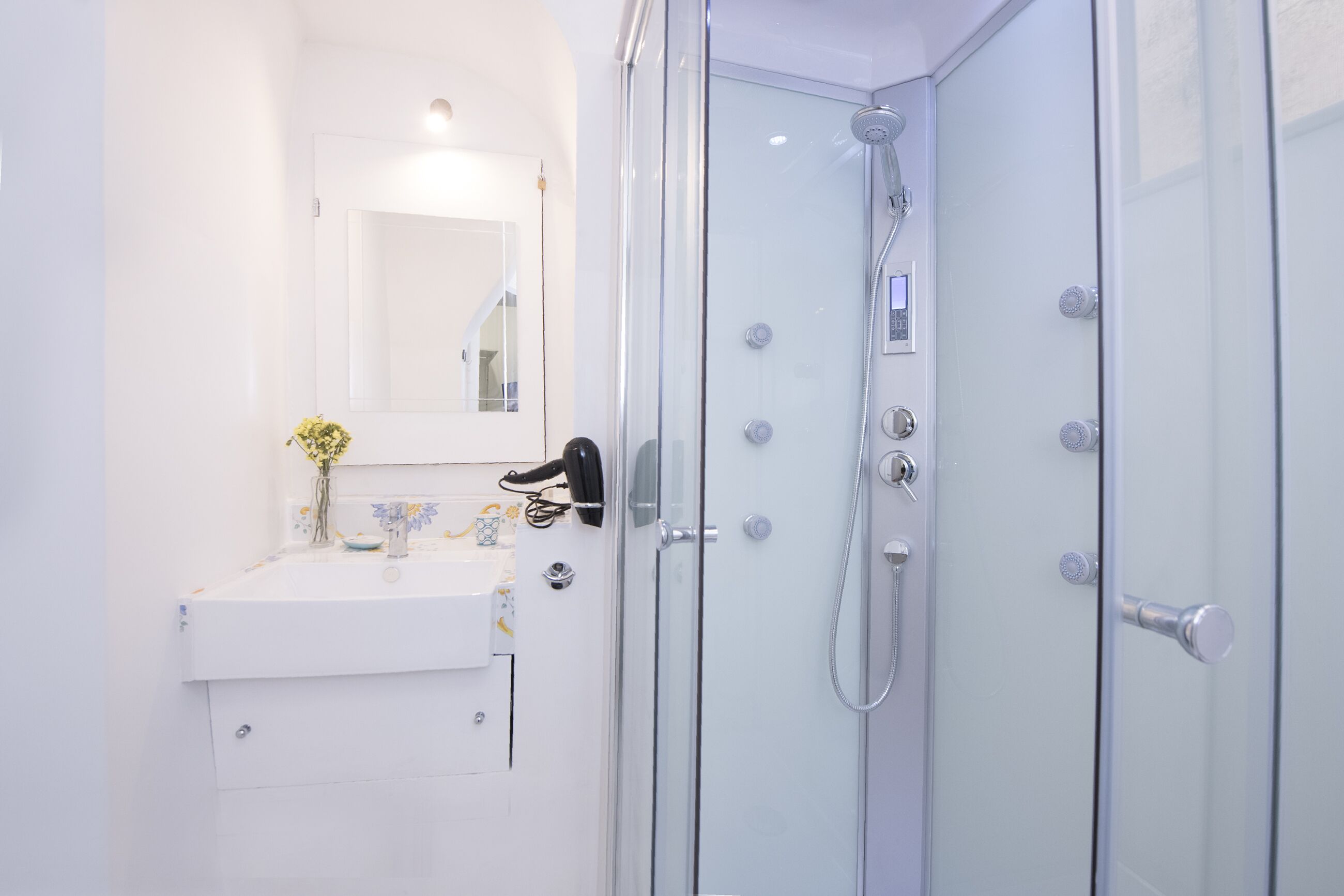 Ducha, bañera de hidromasaje, secador de pelo, bidet