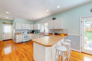 Een koelkast, een magnetron, een oven, een kookplaat