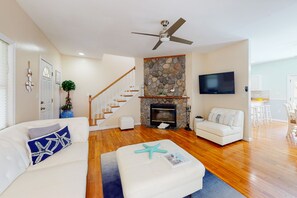 Een televisie en een open haard