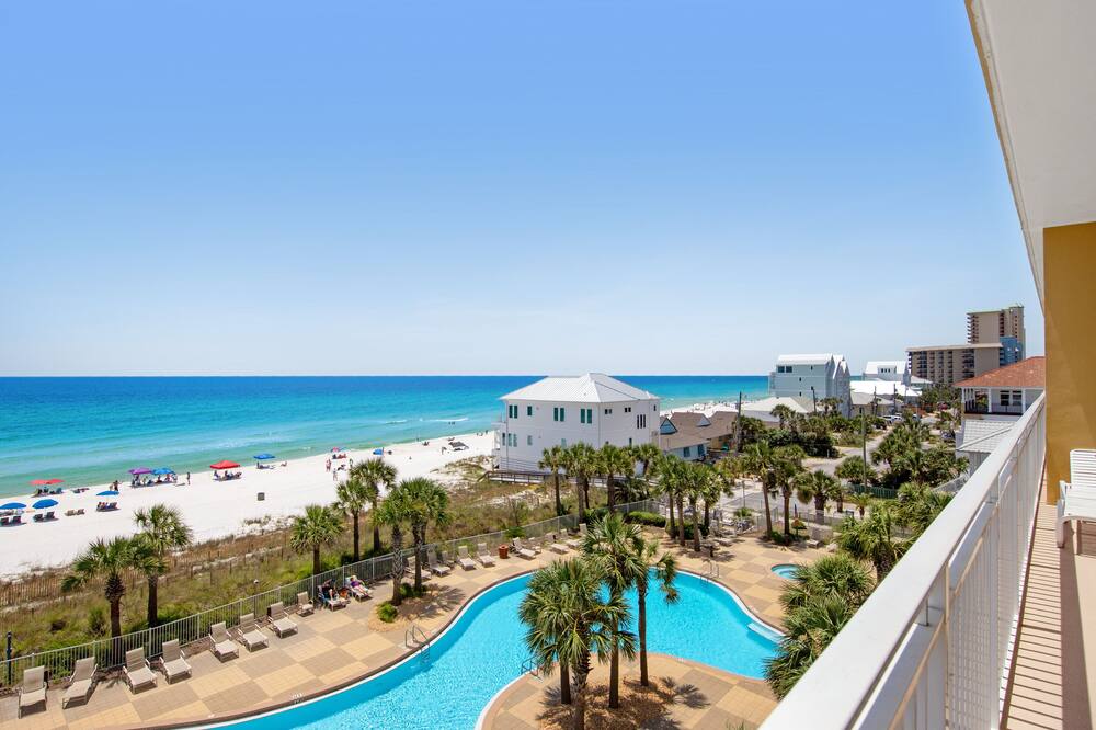Sizable condo w\/ private balcony & gulf views - located right on the beach