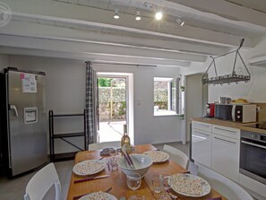 Dining - Stone cottage with shared pool (Belmont-de-la-Loire)