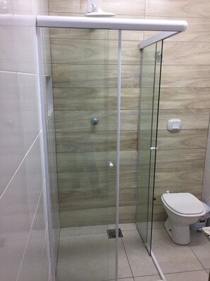 Suite Deluxe | Baño | Regadera, regadera tipo lluvia, toallas, jabón 