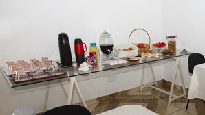 Una mesa de desayuno tipo buffet con diversos alimentos y bebidas.