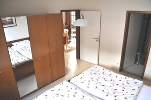 2 bedrooms, travel crib, WiFi