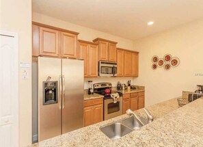 Kjøleskap, mikrobølgeovn, ovn og kokeplater