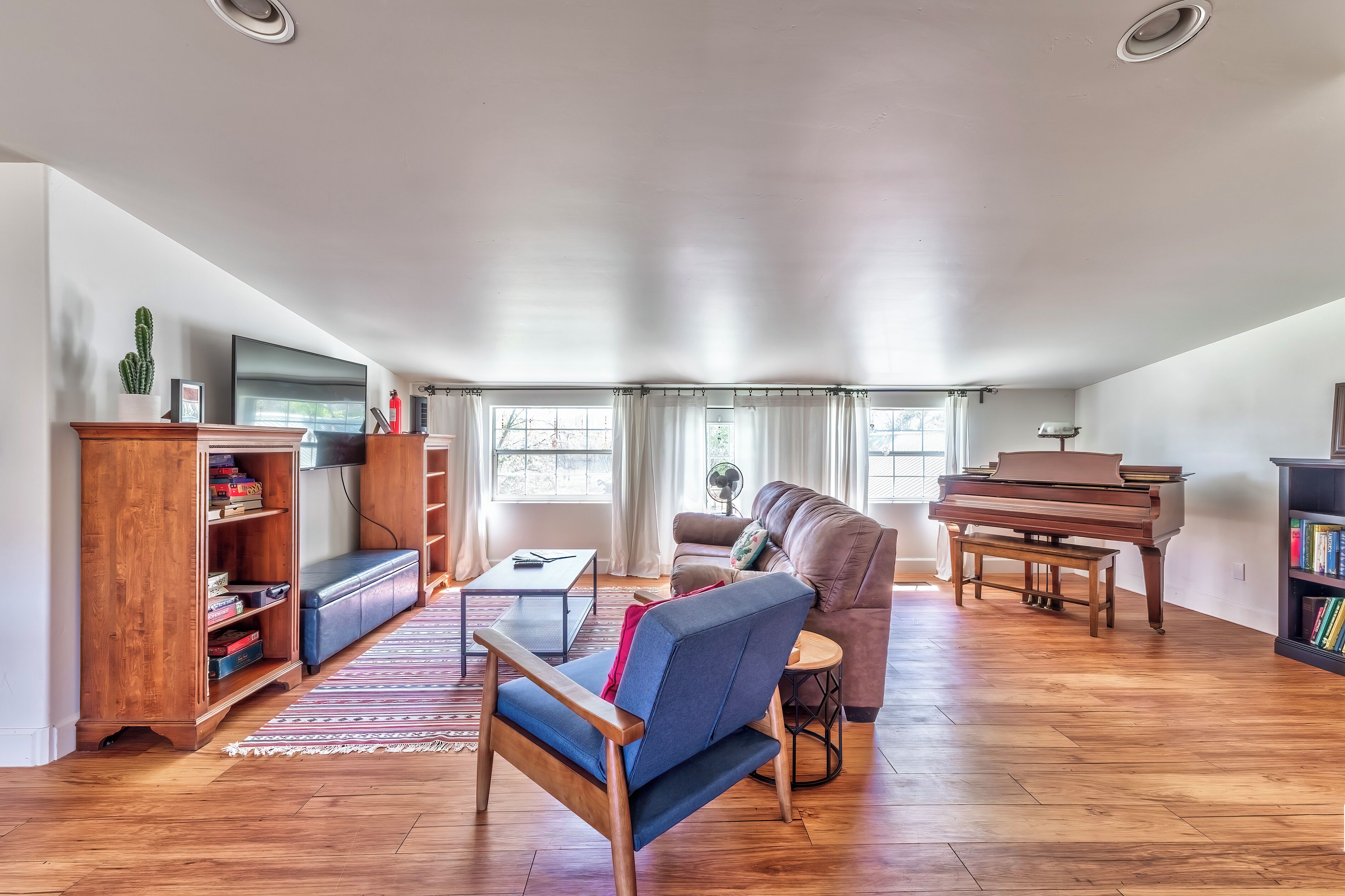 TV connectée, baby-foot, table de tennis de table, livres