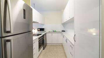 Full-sized fridge, microwave, oven, stovetop