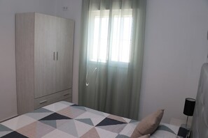 2 chambres, fer et planche à repasser, Wi-Fi, draps fournis