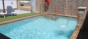 Holiday home with private pool and Wifi