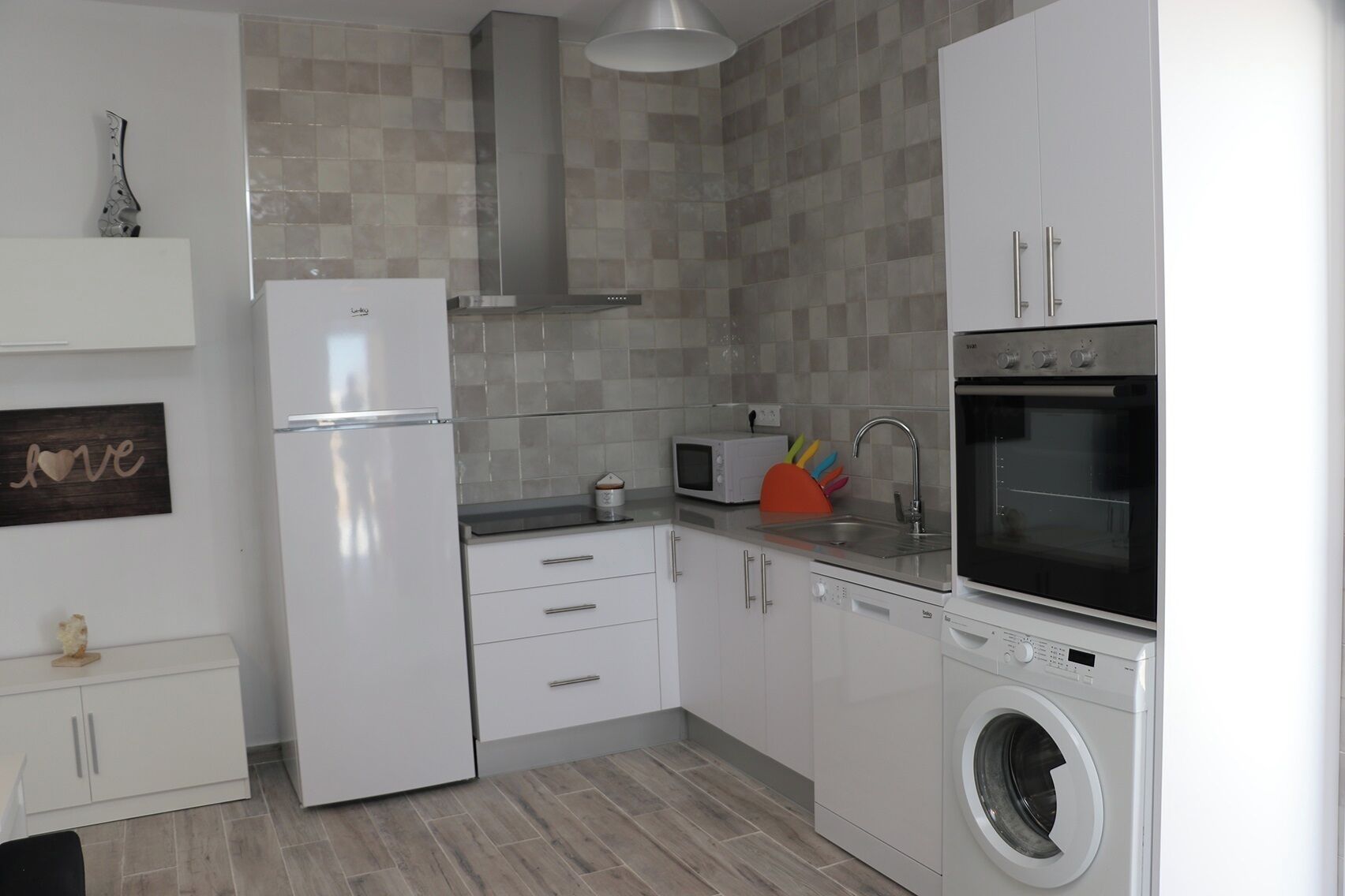 Frigorífico, microondas, horno y placa de cocina