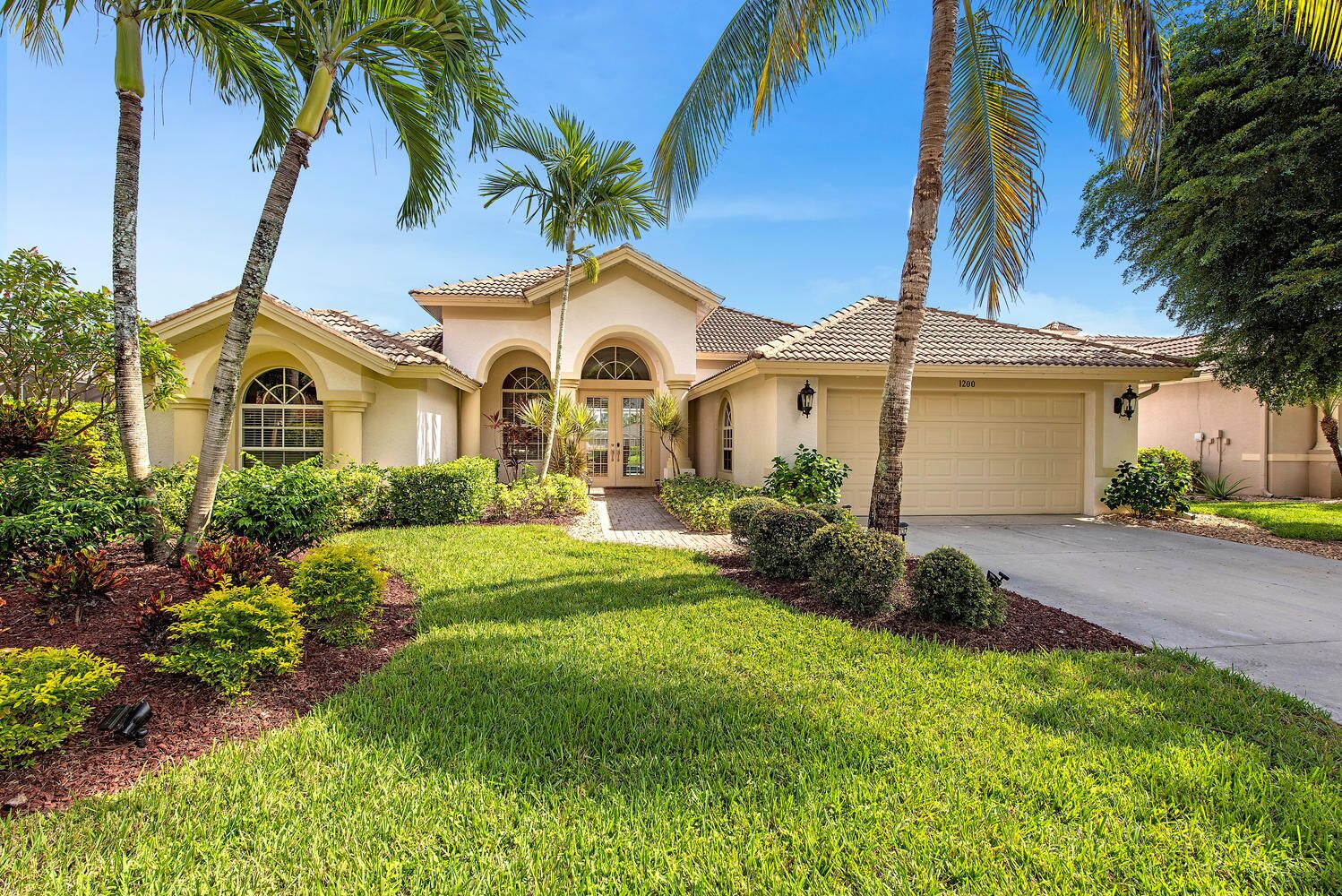 Luxurious 4 bedroom, 3 bath home with weekly+ Discount in Naples, Florida