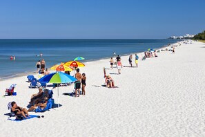 Espreguiçadeiras, toalhas de praia