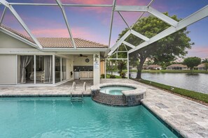 Utendørsbasseng og et oppvarmet basseng