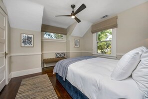 3 bedrooms, iron/ironing board, travel crib, WiFi - The Oxbow House - Designer 3BD/2BA Home (Napa)