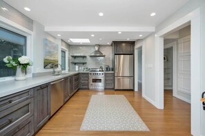 Fridge, microwave, oven, stovetop - The Oxbow House - Designer 3BD/2BA Home (Napa)