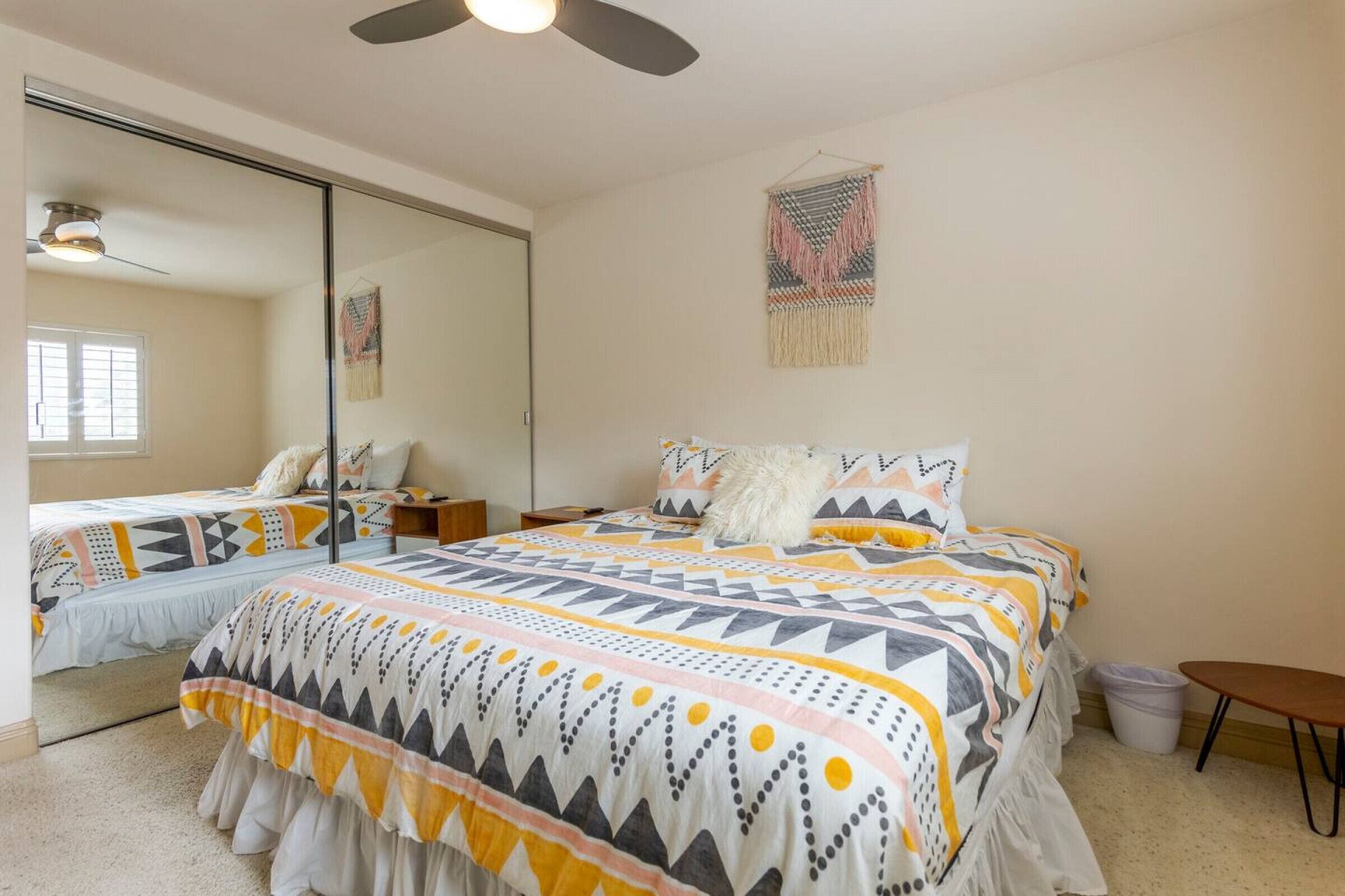 2 habitaciones, escritorio y tabla de planchar con plancha 
