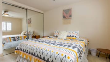 2 habitaciones, escritorio y tabla de planchar con plancha