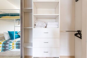 2 habitaciones, escritorio y tabla de planchar con plancha 