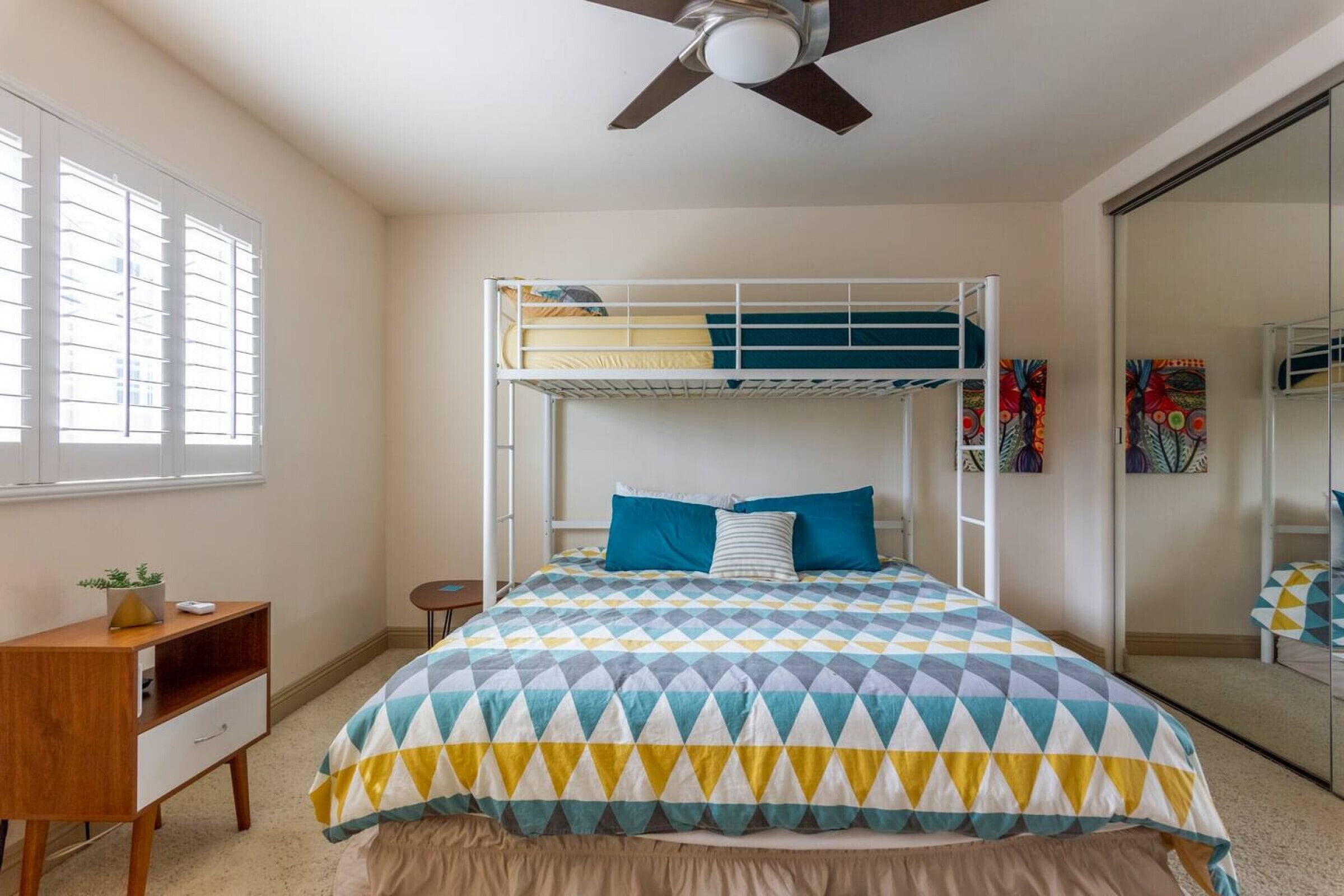 2 Schlafzimmer, Schreibtisch, Bügeleisen/Bügelbrett, Reisekinderbett