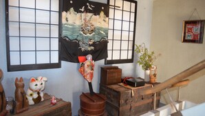 Una habitació tradicional japonesa amb tatami, un panell shoji i un llit futón.