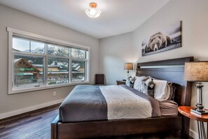 2 Schlafzimmer, Betten mit Memory-Foam-Matratzen, Schreibtisch