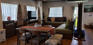 غرفة (Suite) | منطقة المعيشة | تلفزيون بشاشة مسطحة