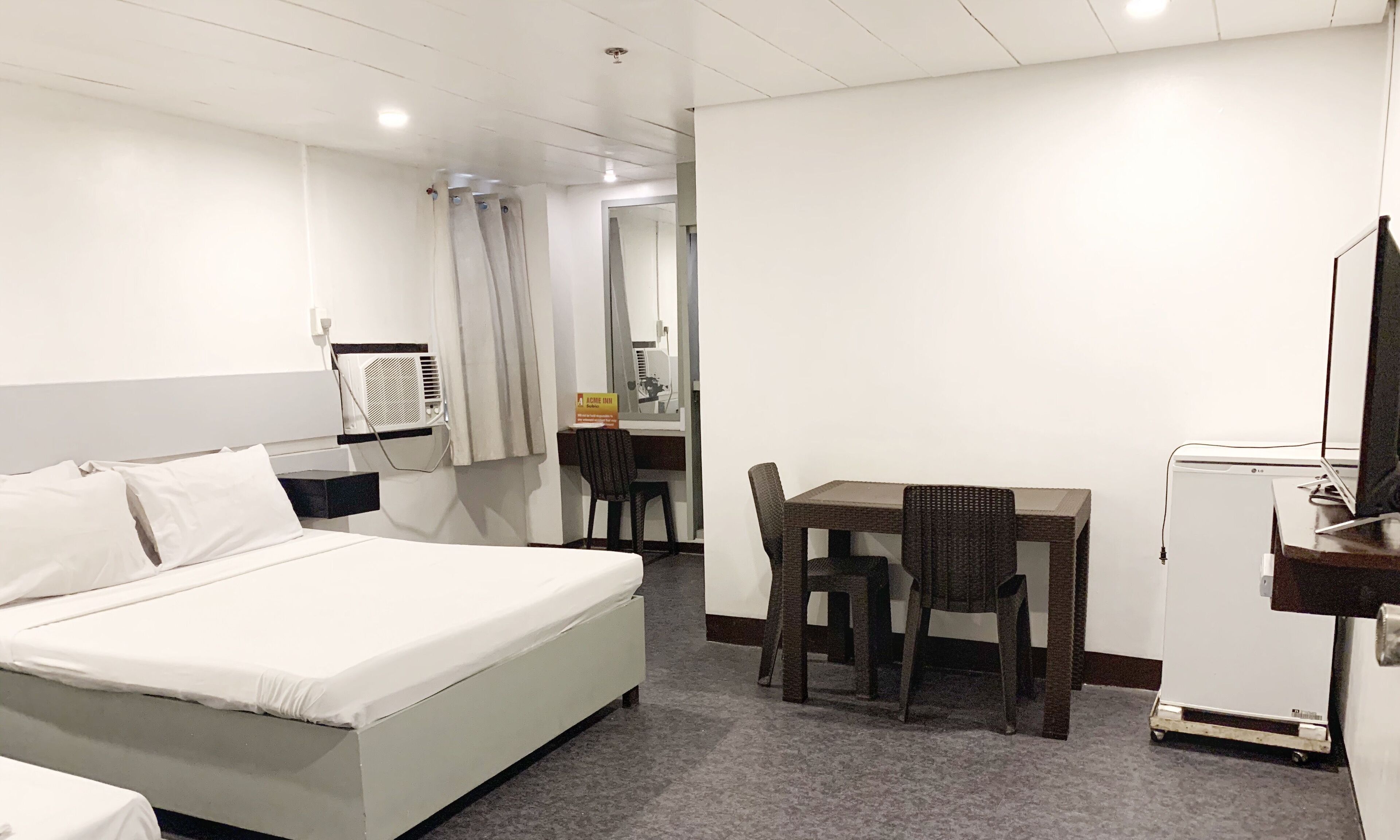 Desk, laptop workspace, iron/ironing board, free WiFi