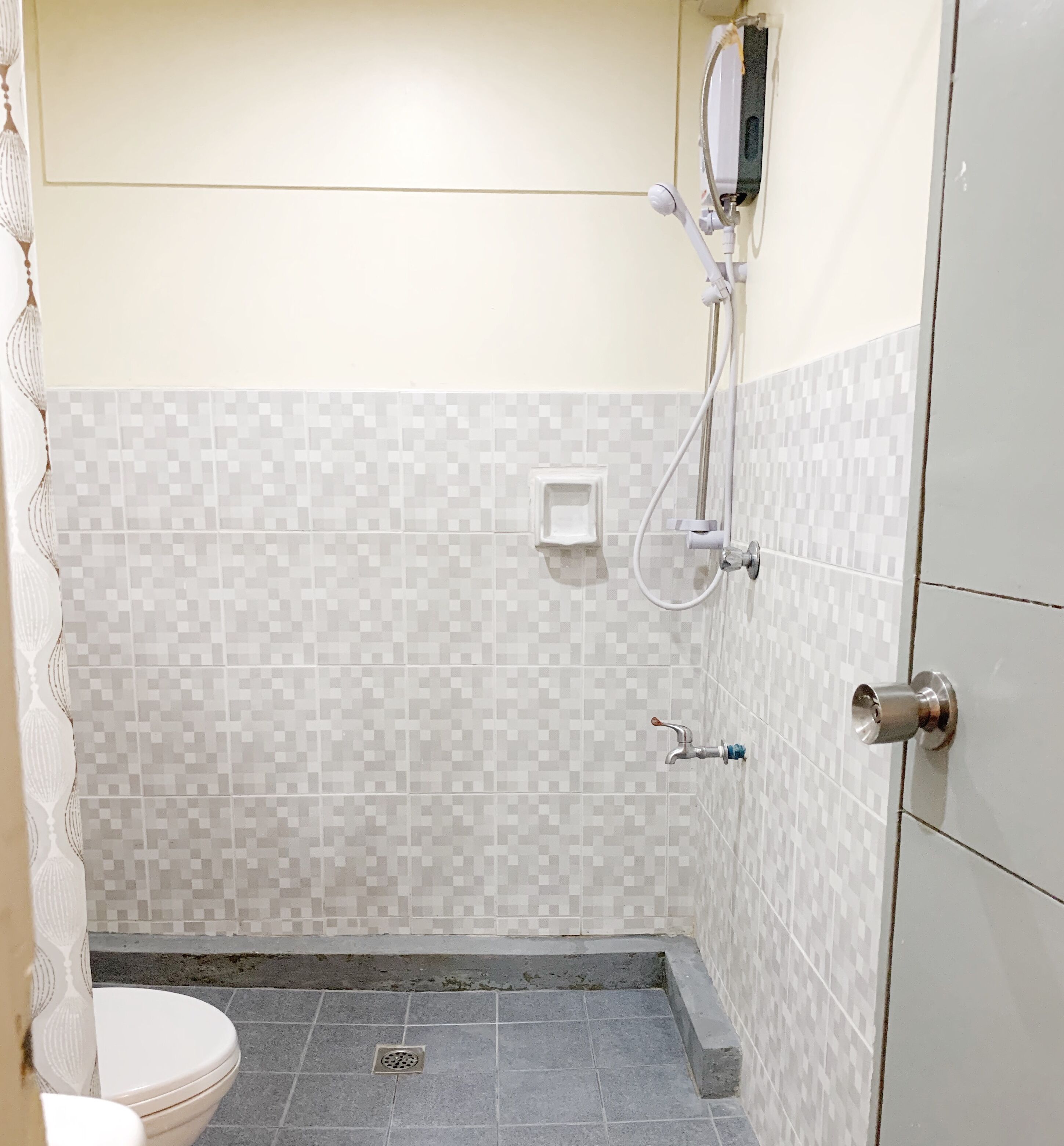 Douche, articles de toilette gratuits, bidet, serviettes fournies