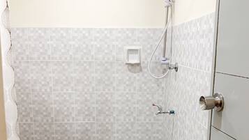 Shower, free toiletries, bidet, towels