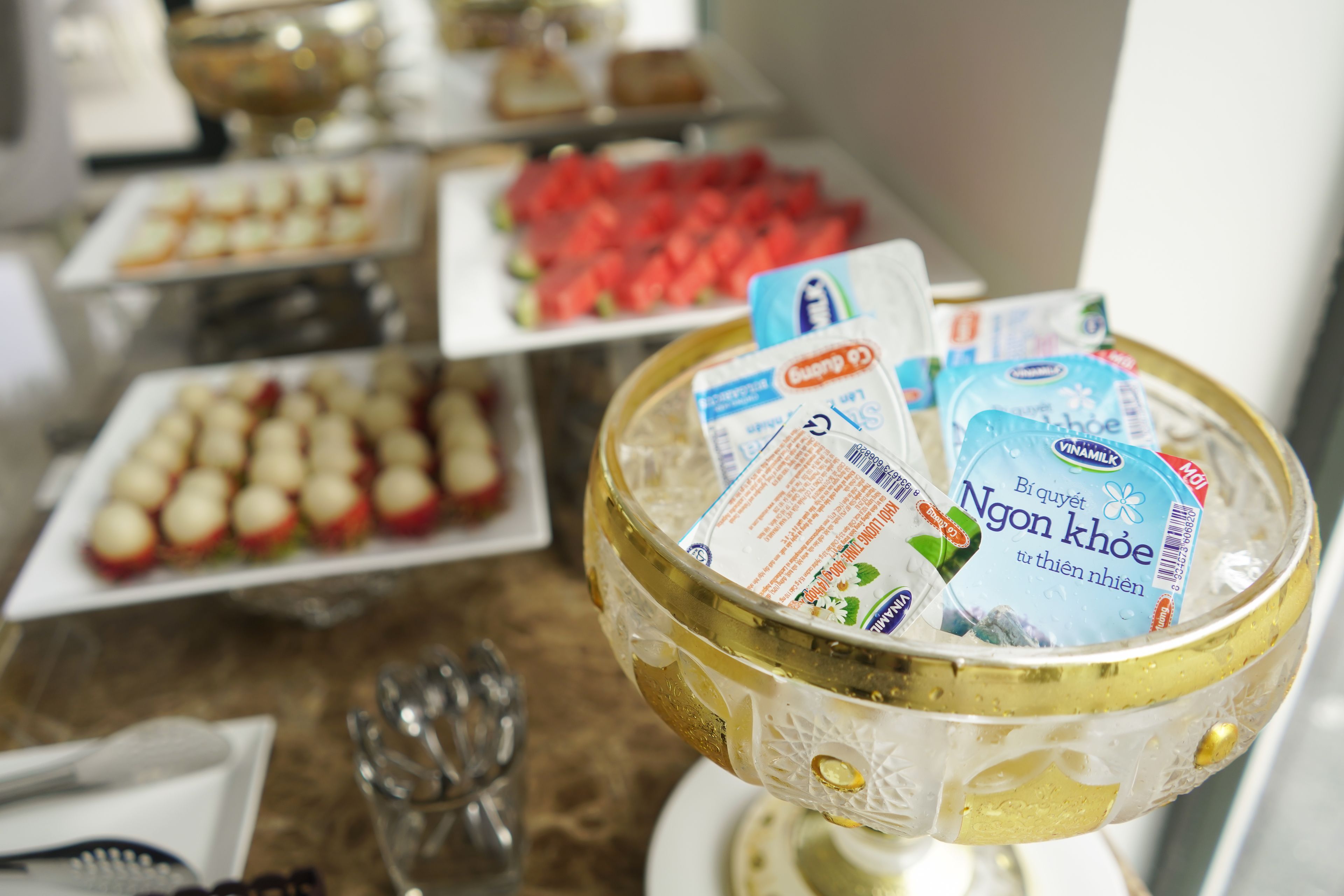 Uma mesa de buffet com diversos alimentos e produtos lácteos.