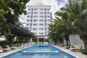 Outdoor pool, pool loungers