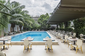 Outdoor pool, pool loungers