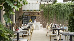 Bar i bassenget