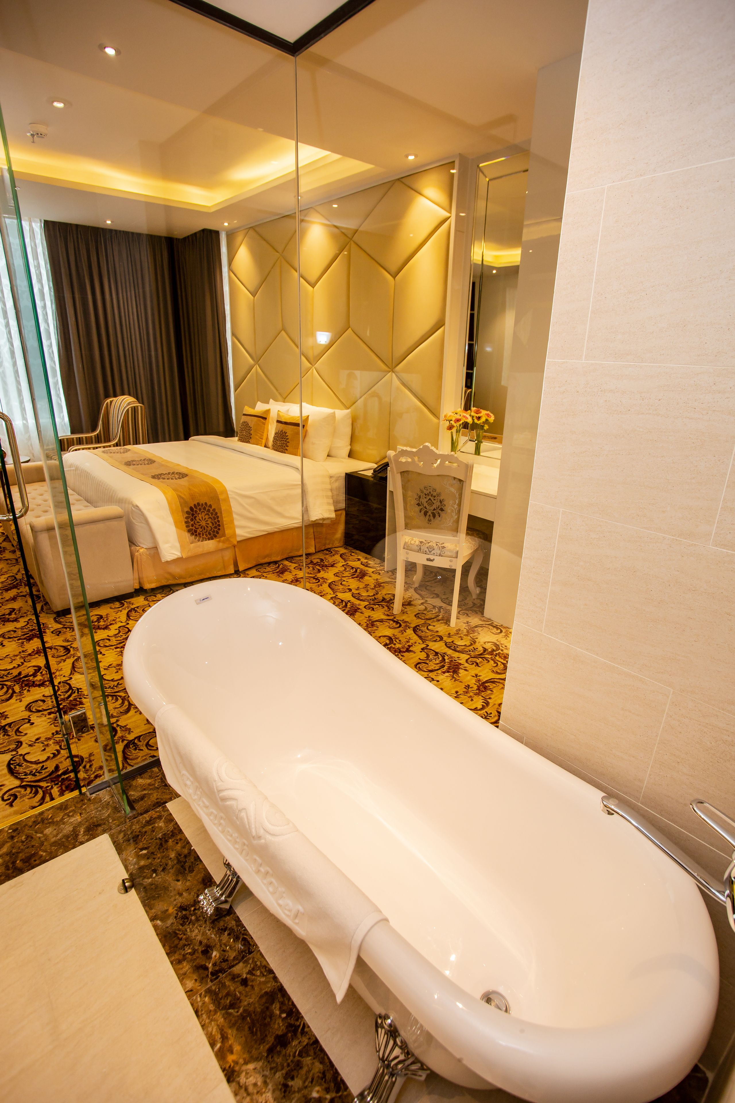 premium suite, courtyard view | bathroom | free toiletries, hair dryer, bathrobes, slippers