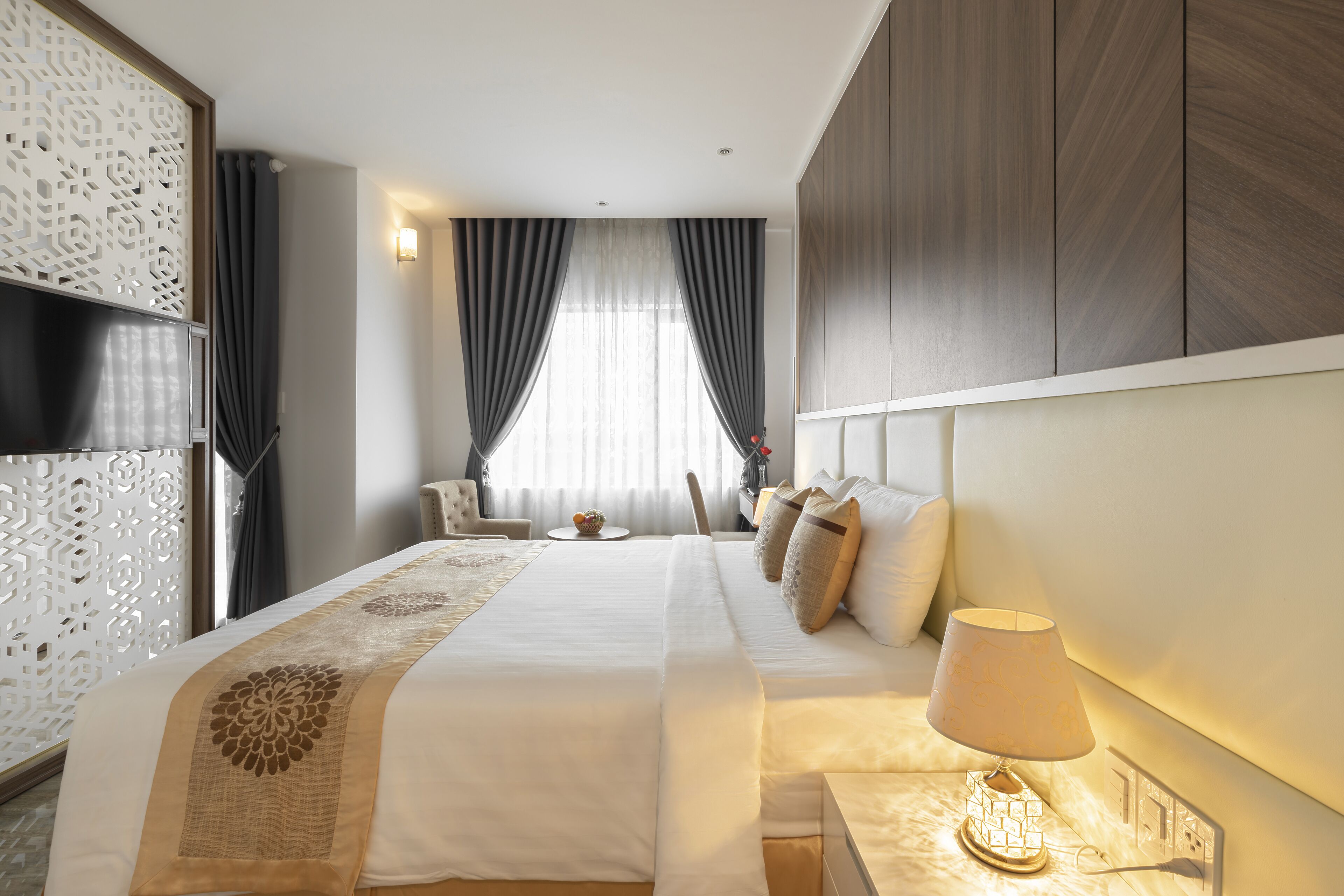 Premium Suite, Courtyard View | Minibar, in-room safe, soundproofing, rollaway beds